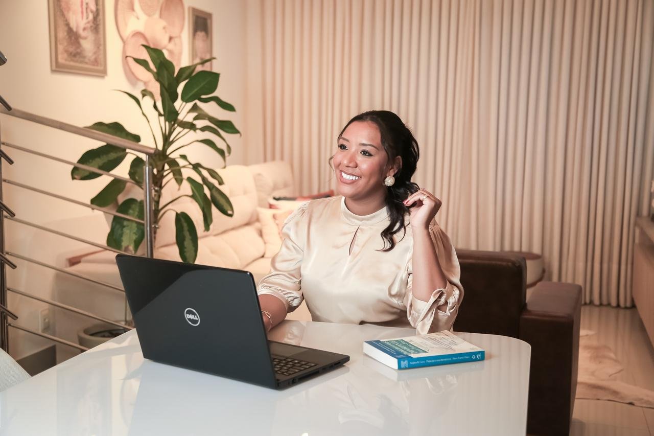 Andressa Carvalho em seu ambiente de atendimento