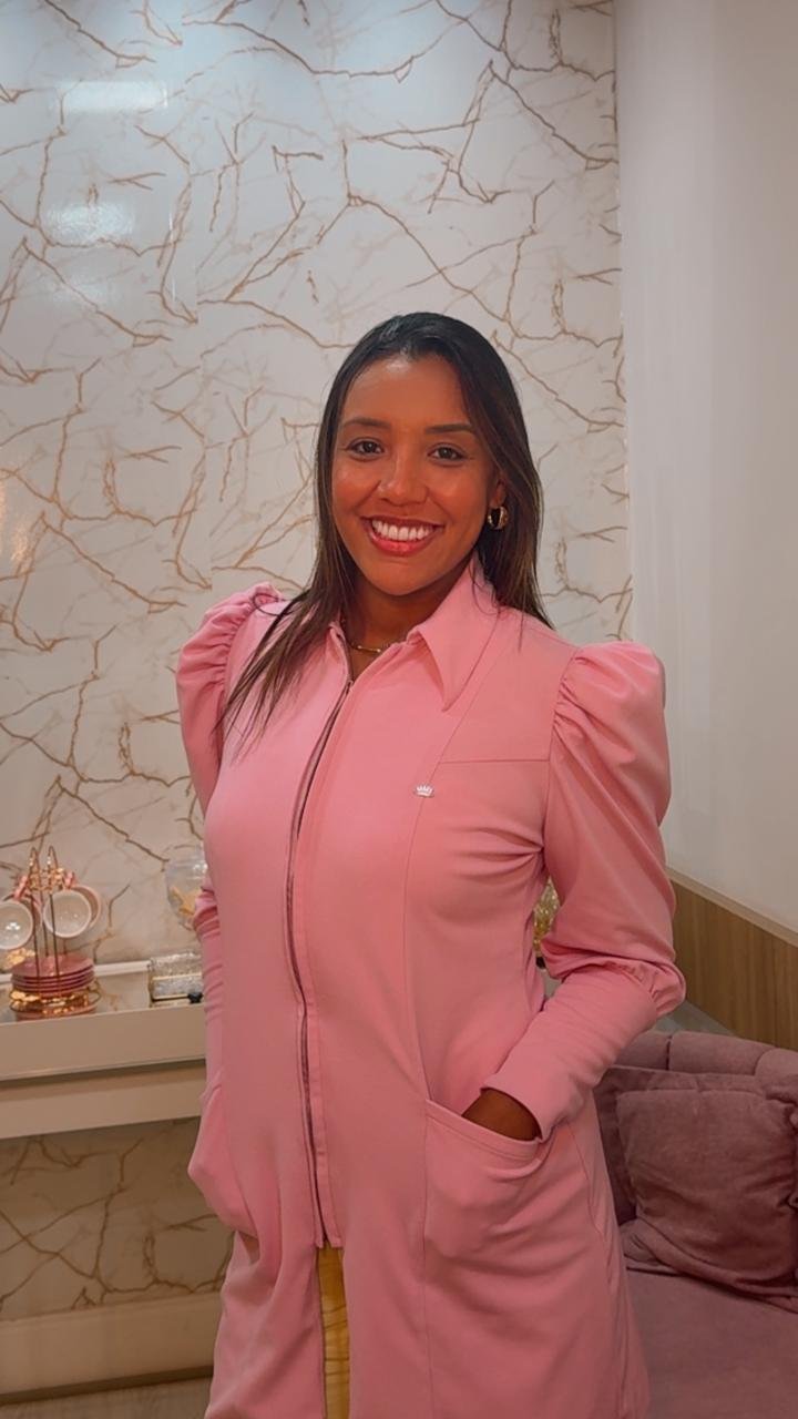 Andressa Carvalho em ambiente profissional